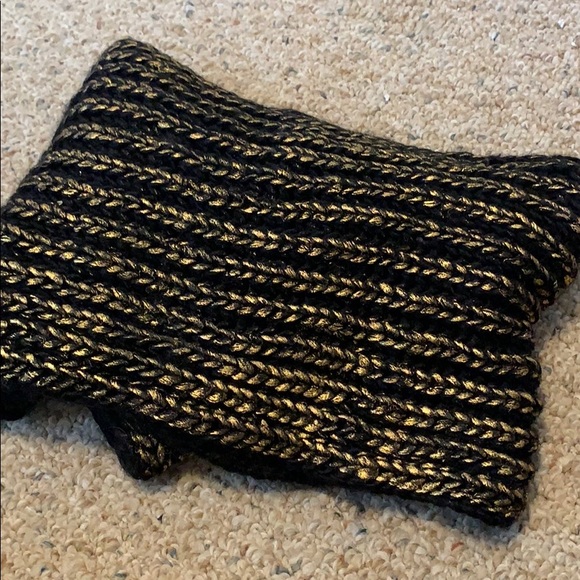 2 Chic Accessories - Black and gold circle wrap scarf
